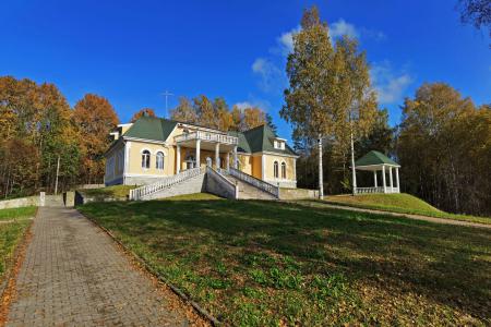 Сдаю посуточно шикарный особняк рядом с озером в Токсово