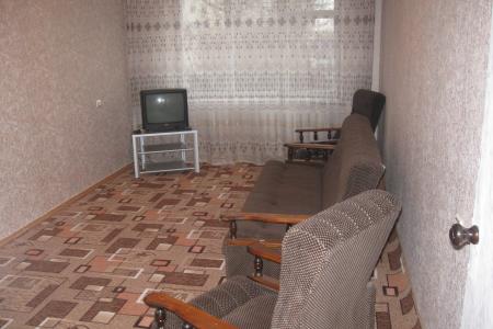 центр, рядом авто стоянка магазины остановка