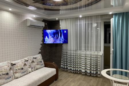 Квартира расположена в центре города в новой части.