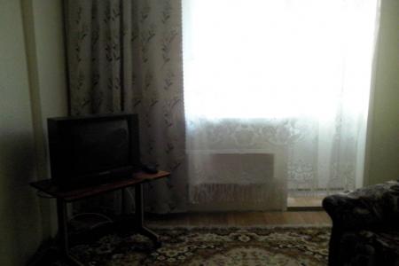 очень теплая ,чистая ,светлая квартира рядом со спорткомплексом ЗИМА -ЛЕТО