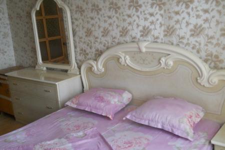 Заселение в любое время без расчетного часа, курить можно на балконе. Уборка производится после кажд