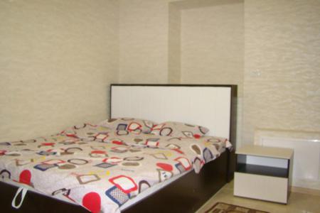 Полноценная двухкомнатная квартира (спальни раздельные) с отдельной кухней в центре у моря.