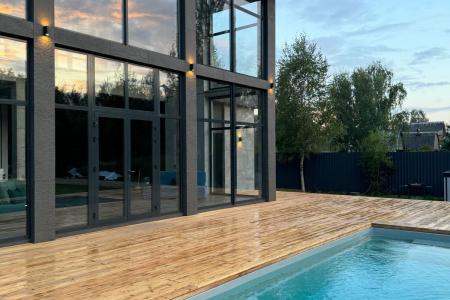 Супер лофт с панорамной гостиная, большой открытый бассейн с террасой, сауна