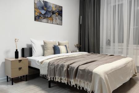 Стильная и просторная студия с прекрасным видом с лоджии