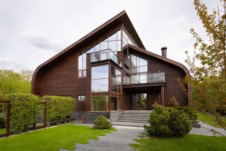 Посуточно без комиссии с большим бассейном элитный коттедж. От собственника.