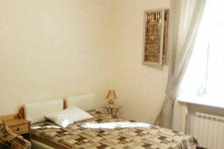 Однокомнатная светлая квартира-студия в центре Санкт-Петербурга , на первом этаже в историческом дом