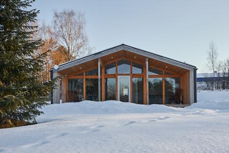 Коттедж со скандинавским дизайном в лесу, рядом с курортами Коробицыно