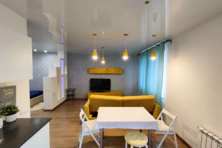 Квартира со свежим ремонтом расположена всего в 5 минутах пешком от метро Рассказовка!