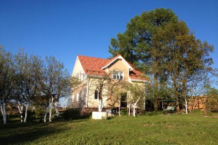 Кискелово-хаус - комфортный коттедж у пруда в 25 км от СПб на большую компанию.