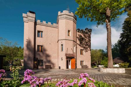 Готический замок в 8 км от МКАД бассейном, сауной, вековым лесом и флигелем со всепогодной верандой