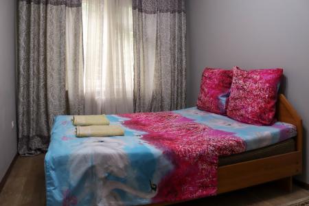 сдается 2 к. кв 8мкр,в отличном состоянии, чистая и утная ночь-1400,сутки-1700.