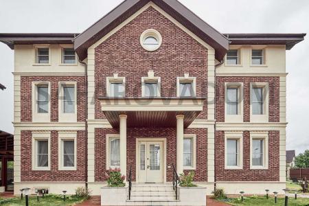 Дом с большой гостиной, 11 спальнями, сауной и бильярдом.