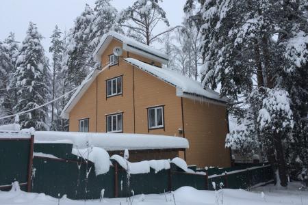 Деревянный жилой дом с русской баней на лесном участке