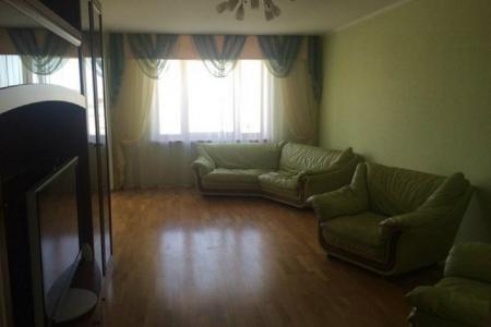 Для командировок трёхкомнатная квартира в отличном районе города Кемерово.