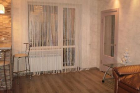 Не дорогая двухкомнатная квартира.