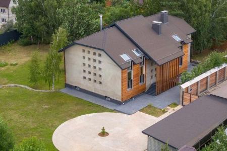 Коттедж выполнен в современном эко стиле и оснащен теплым крытым бассейном