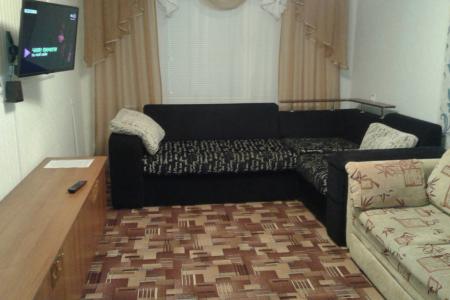 Двухкомнатная квартира в центре. Рядом торговые центры, сбербанк РФ, Магнит, кафе , ресторан.