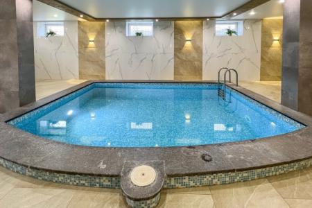 Коттедж с большим банкетным залом и бассейном