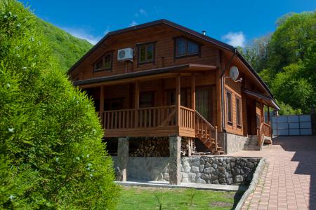 Деревянный коттедж 240 кв.м. в горах недалеко от моря пос. Лазаревское Сочи. Баня 120 кв.м.,бассейн.