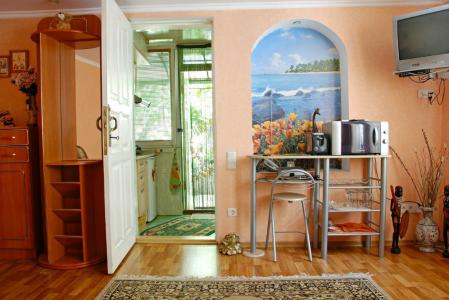 Дом у моря, разделённый на две квартиры. Уютный огороженный дворик.