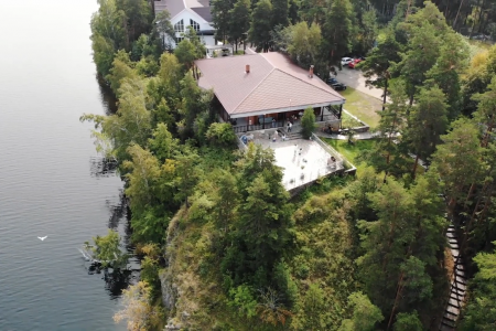 Коттедж на 15-18 чел. Берег озера Увильды. Бассейн, сауна, камин.