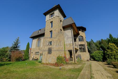 Замок с бассейном