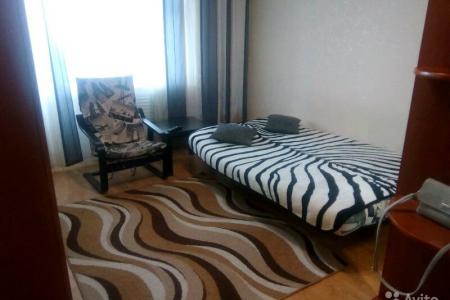 квартира находится рядом с центральной площадью города,в шаговой доступности магазины ,стоянка,кафе.