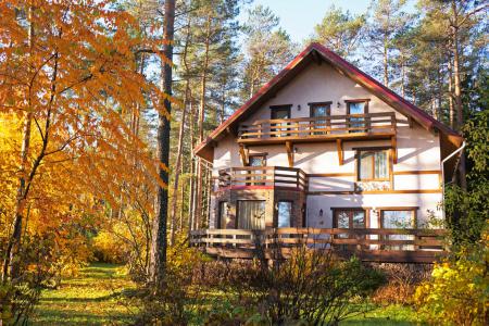 Коттедж с сауной на берегу озера, рядом с лесом. Большая гостиная,10 спален, 43 гостя.