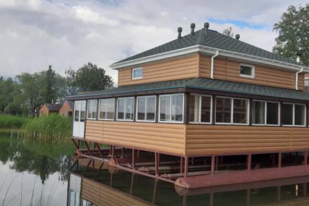 Двухэтажный дом на берегу озера