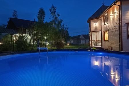 Современный  домик с  летним бассейном
