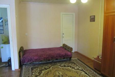 В квартире есть железная дверь, окна ПВХ, балкон, ДВД, телевизор, холодильник, печь СВЧ, чайник, вся