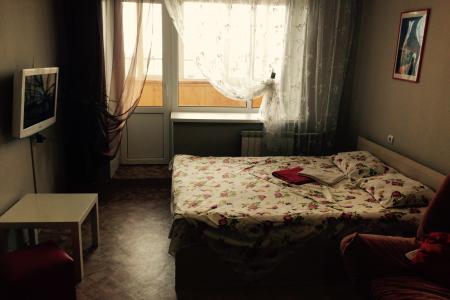 Дорога от остановки до дома занимает всего 30 секунд. Уютная, чистая квартира, удобная мебель