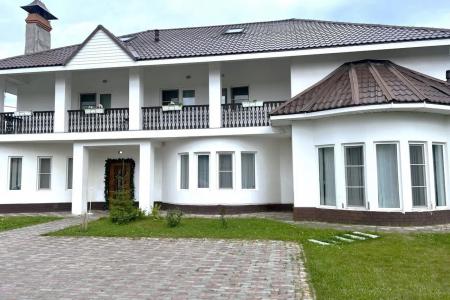 Коттедж построен в итальянском стиле