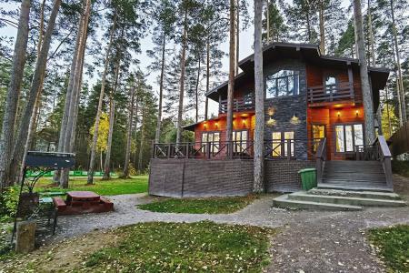 Красивый коттедж со своим пирсом и залом на 30 человек в Сосново