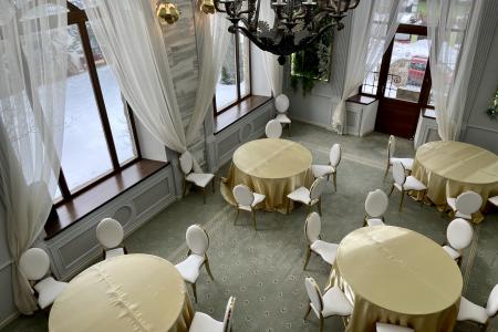 Проведение свадьбы в особняке в стиле замка до 50 гостей за банкетным столом