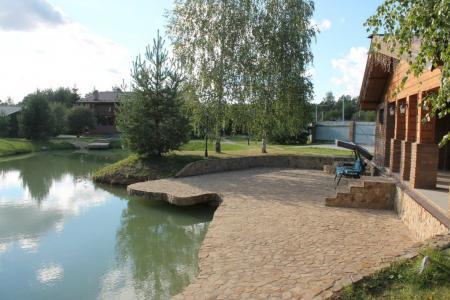 Дом с большим участком, прудом и баней