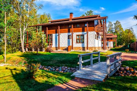 Коттедж-шале в живописном загородном комплексе на берегу озера
