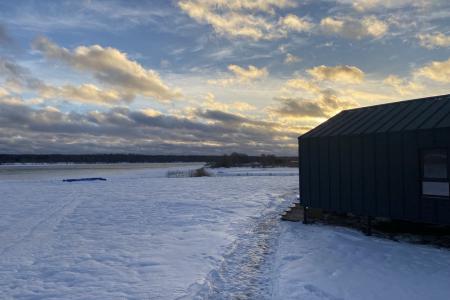 Современный дом на берегу Волги