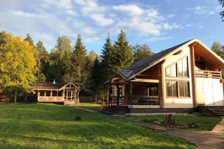 Уютный светлый дом в окружении леса