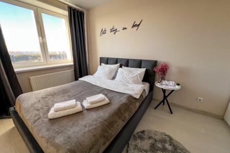 Уютная квартира с безупречной чистотой и потрясающим панорамным видом на лес и город.