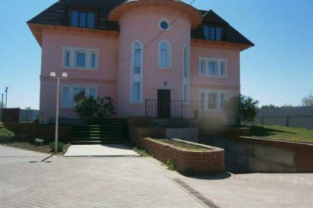 Коттедж с большим бассейном на территории.