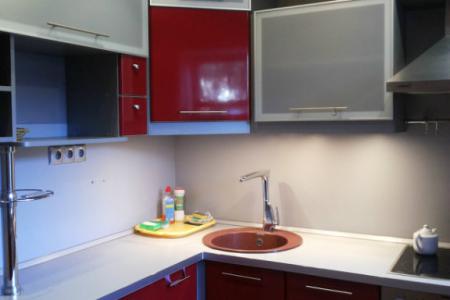 Центр города.Тепло,чисто,уютно как дома.Везде телый пол,интернет,джакузи.Горячая вода.Эл плита.1этаж