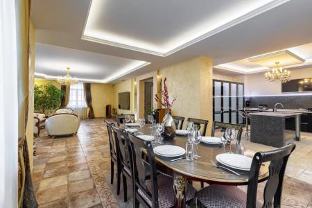 Коттедж на живописном берегу Москва-реки с бассейном