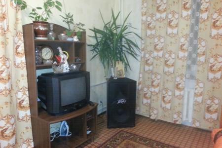 Тёплая однокомнатная квартира на первом этаже в 3-х этажном кирпичном доме с лоджией, Wi-fi.