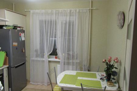 Квартира находится в новом микрорайоне в новом доме. Удобное расположение, рядом находятся: арбитраж