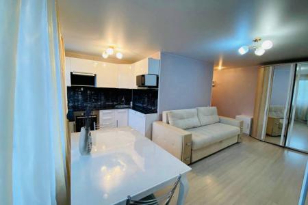 Студия с балконом на Владивостокской