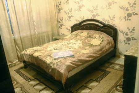 2 к. кв с евроремонтом правда-боконбаева 1600 сутки есть кондиционер, отл усл.