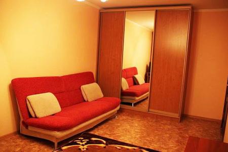 Однокомнатная квартира посуточно недалеко от КРК Звезда, в Октябрьском районе