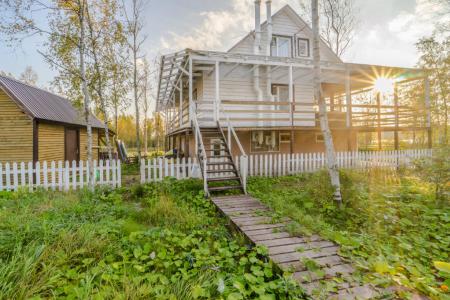 Дом с сауной на берегу реки