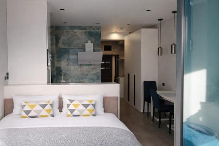 Стильная студия в центре Ялты с бассейном, который работает круглогодично!